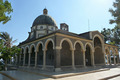 Ein Tempel, blauer Himmel