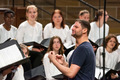 Das Foto zeigt Sängerinnen der Bremer Mädchenkantorei mit Dirigent Markus Kaiser 