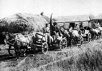 Das Foto zeigt den Abtransport von Getreide mit Pferdegespannen Anfang der 1930er Jahre in der Ukraine