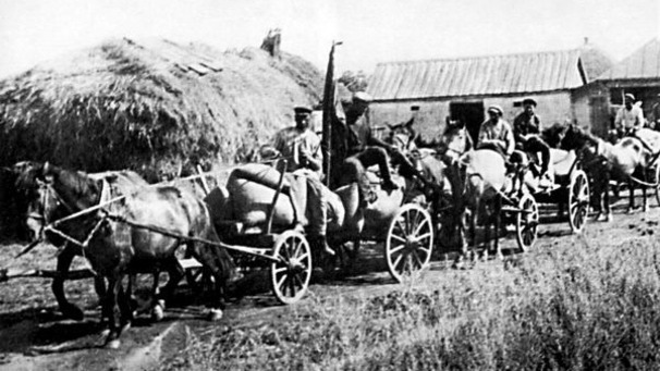 Das Foto zeigt den Abtransport von Getreide mit Pferdegespannen Anfang der 1930er Jahre in der Ukraine