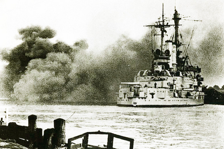 Historische Aufnahme eines Kriegsschiffes im Zweiten Weltkrieg.