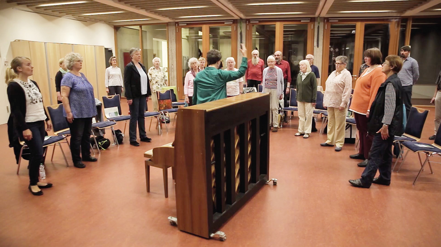 Kirchenmusikerin Ricarda Ochs übt mit einem Chor.