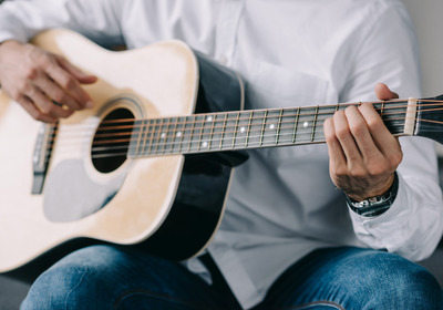Eine Gitarre wird gespielt