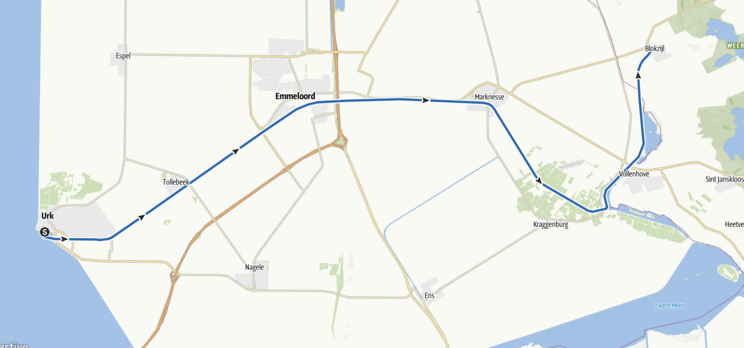Urk - Blockzijl Eine Karte, die eine Route zeigt, die von Urk nach Blockzijl führt. Die Route ist durch eine blaue Linie gekennzeichnet, die mehrere Städte wie Emmeloord, Tollebeek, Marknesse und Kraggenburg passiert. Wichtige Straßen und geografische Merkmale sind ebenfalls eingezeichnet.