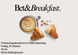 Eine Tasse Kaffee mit einem kunstvollen Latte-Motiv steht neben zwei frisch gebrochenen Croissants. Darunter steht der Text: „Frühstücksgottesdienst am Reformationstag, Freitag, 31. Oktober, 10 Uhr, Kirche Rablinghausen.“ 