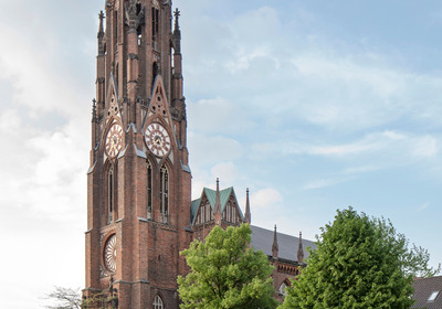 Kirche mit hohem Turm