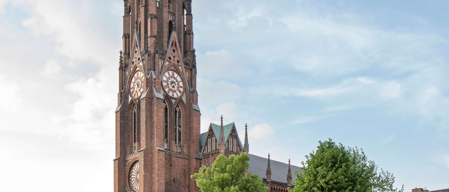 Kirche mit hohem Turm