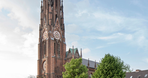 Kirche mit hohem Turm