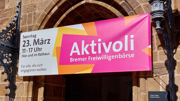 Ein Plakat weisst auf die Freiwilligen Messe Aktivoli hin