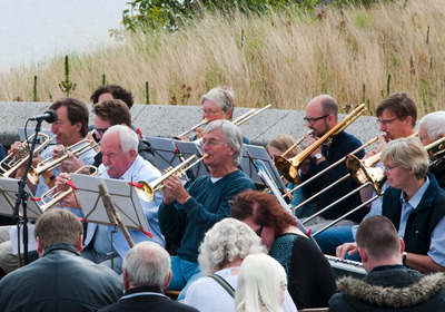 Eine Gruppe spielt auf Blasinstrumenten
