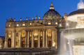 Ein großes Gebäude mit Springbrunnen sind beleuchtet