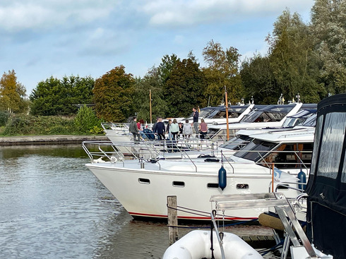 In einiger Entfernung sieht man eine Gruppe von Menschen auf dem Bug eines Schiffes, die grade eine Einweisung bekommen.