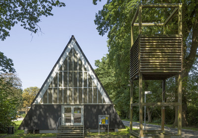 Dreieckiger Kirchenbau mit freistehendem Turm