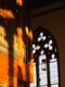 Sonnenstrahlen fallen durch ein Fenster in der Bremer Kirche St. Johann zu Oberneuland. Am linken Rand sieht man noch ein Stück der Orgel