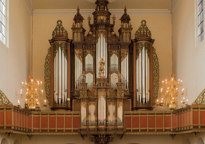 Die Orgel in der Kirche St. Ansgarii. Ein großes Musikinstrument mit zahlreichen undaufwendigen Verzierungen