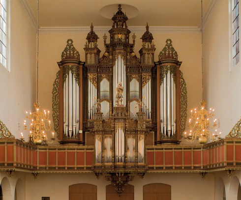 Die Orgel in der Kirche St. Ansgarii. Ein großes Musikinstrument mit zahlreichen undaufwendigen Verzierungen