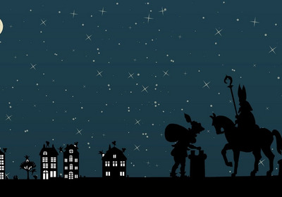 Das Bild zeigt silhouettenhafte Figuren vor einem Nachthimmel. Links steht eine Person mit einem Sack, während rechts ein Ritter auf einem Pferd mit einem Stab steht. Im Hintergrund sind Häuser und ein Mond sichtbar, umgeben von vielen kleinen Sternen.