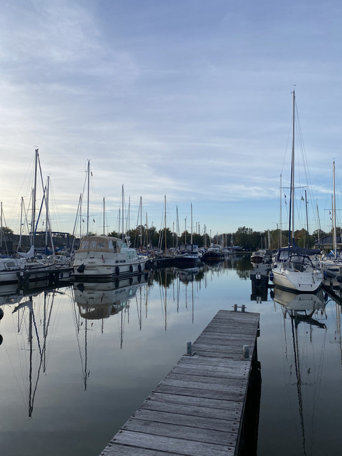 Ein Hafen mit vielen festgemachten Booten am Morgen.