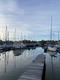 Ein Hafen mit vielen festgemachten Booten am Morgen.
