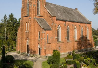 Kirche mit Friedhof