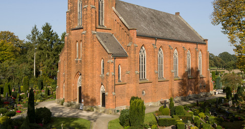 Kirche mit Friedhof