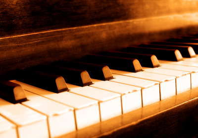 Das Bild zeigt die Tasten eines Klaviers 