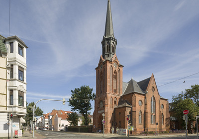 Kirchengebäude im städtischem Umfeld