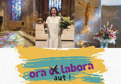Eine Frau in einem hellen Gewand steht in einer Kirche, lächelt und hält eine Flasche Sekt sowie einen bunten Blumenstrauß. Im Hintergrund sind farbige Lichtmuster auf dem Boden und eine Statue von Jesus zu sehen. Der Text „ora et labora aut!“ ist im Bild integriert.