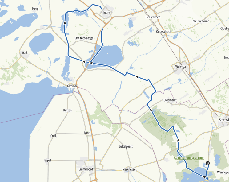 Giethoorn - Joure Eine Karte zeigt eine Route in den Niederlanden. Die blaue Linie veranschaulicht den Weg von Giethoorn bis Joure. Es sind Orte wie Sint Nicolaasga, Lemmer und Oldemarkt eingezeichnet. Gewässer und grüne Flächen sind ebenfalls sichtbar.