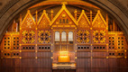 Das Foto zeigt den Orgelprospekt in der Bremer Kirche St. Michael Grohn. Man sieht die Pfeifen und aufwändige Holzschnitzereien