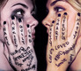 Das Foto zeigt zwei weibliche Gesichter, die ihre Wangen mit ihren tätowierten Händen umfassen. Zu lesen sind Worte wie Krieg, Hass, Liebe oder Depression. Das künstlerische Foto soll Empfindungen angesichts von Gewalterfahrungen zum Ausdruck bringen.
