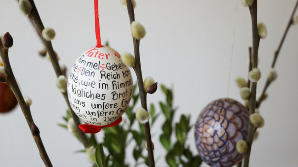 Osterei mit aufgemaltem "Vater unser"