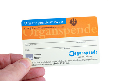 Das Foto zeigt eine Hand mit einem offiziellen deutschen Organgspendeausweis