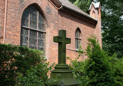 Ein steinernes Kreuz auf dem Friedhof.