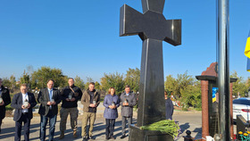 Auf dem Foto stehen Bürgerschaftspräsidentin Antje Grotheer, Pastor Bernd Kuschnerus und die Delegation vor einem Mahnmal für die gefallenen Verteidiger in Odessa