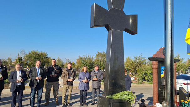Auf dem Foto stehen Bürgerschaftspräsidentin Antje Grotheer, Pastor Bernd Kuschnerus und die Delegation vor einem Mahnmal für die gefallenen Verteidiger in Odessa