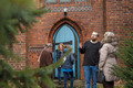 Jasper von Legat im Gespräch vor einer Kirche