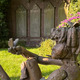 Das Bild zeigt die Skulptur "Der Knabe mit den Schmetterlingen" von Klaus Effern, die im Friedenspark Habenhausen steht