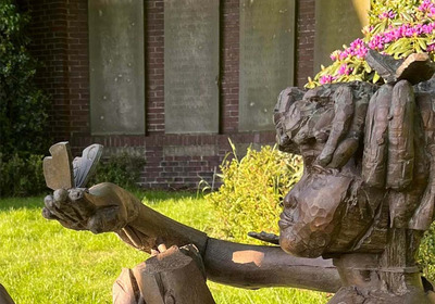 Das Bild zeigt die Skulptur "Der Knabe mit den Schmetterlingen" von Klaus Effern, die im Friedenspark Habenhausen steht