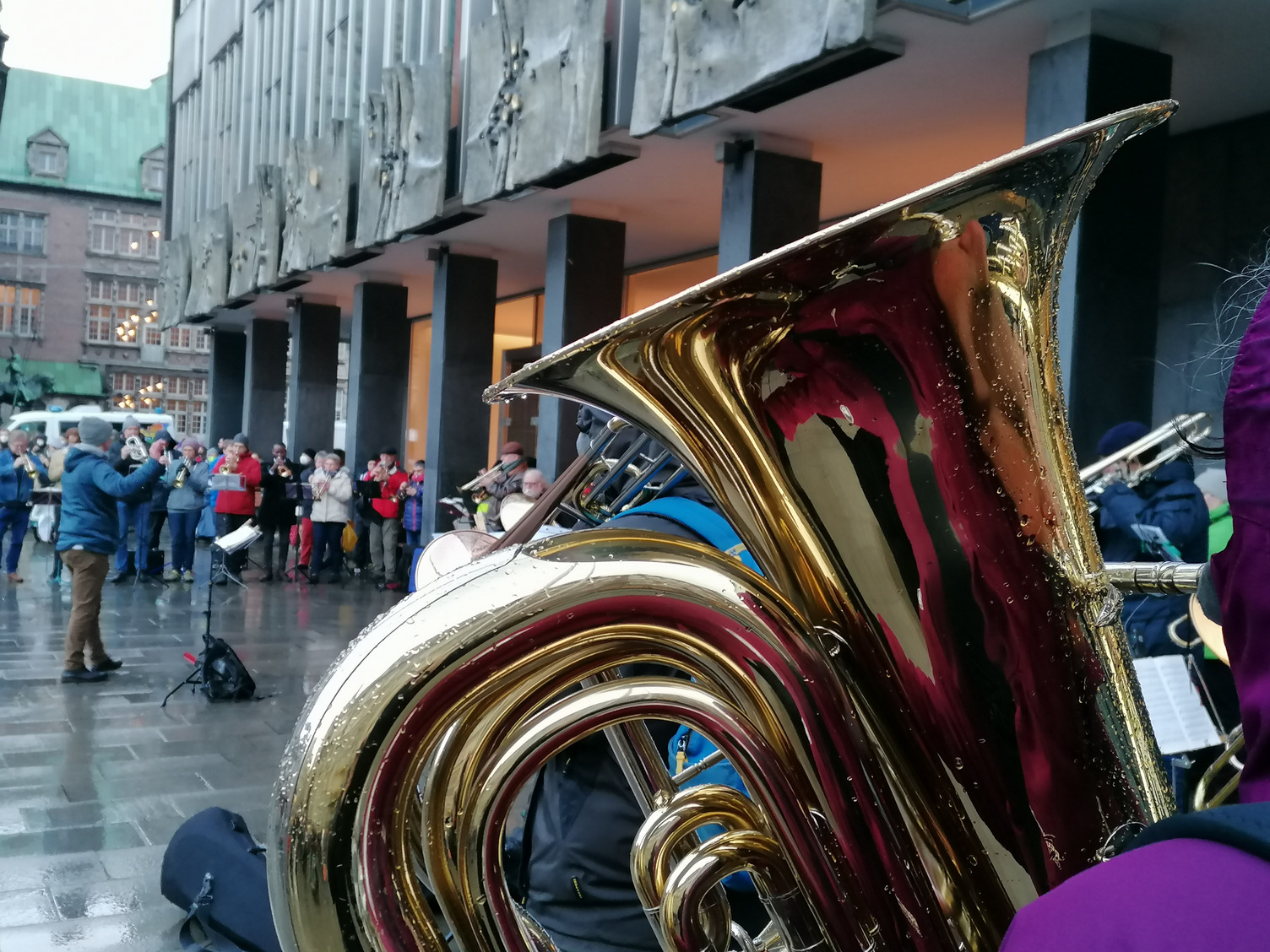 Das Foto zeigt ein Bläser, die auf der Demonstration auf dem Bremer Marktplatz aus Anlass des russischen Überfalls auf die Ukraine spielen.