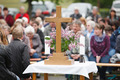 Menschen nehmen an einem Freiluftgottesdienst teil 