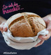  Foto von einem frischen Brot, das jemand auf einem Leinentuch in Händen hält. Darüber der Slogan der Aktion: "Soviel du brauchst..."