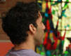 Das Foto zeigt einen jungen Mann im Kirchenasyl, nicht erkennbar von hinten