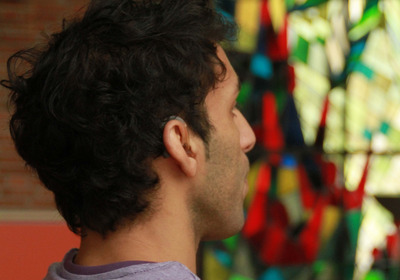 Das Foto zeigt einen jungen Mann im Kirchenasyl, nicht erkennbar von hinten