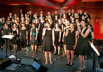 Das Foto zeigt einen Gospelchor im Konzert