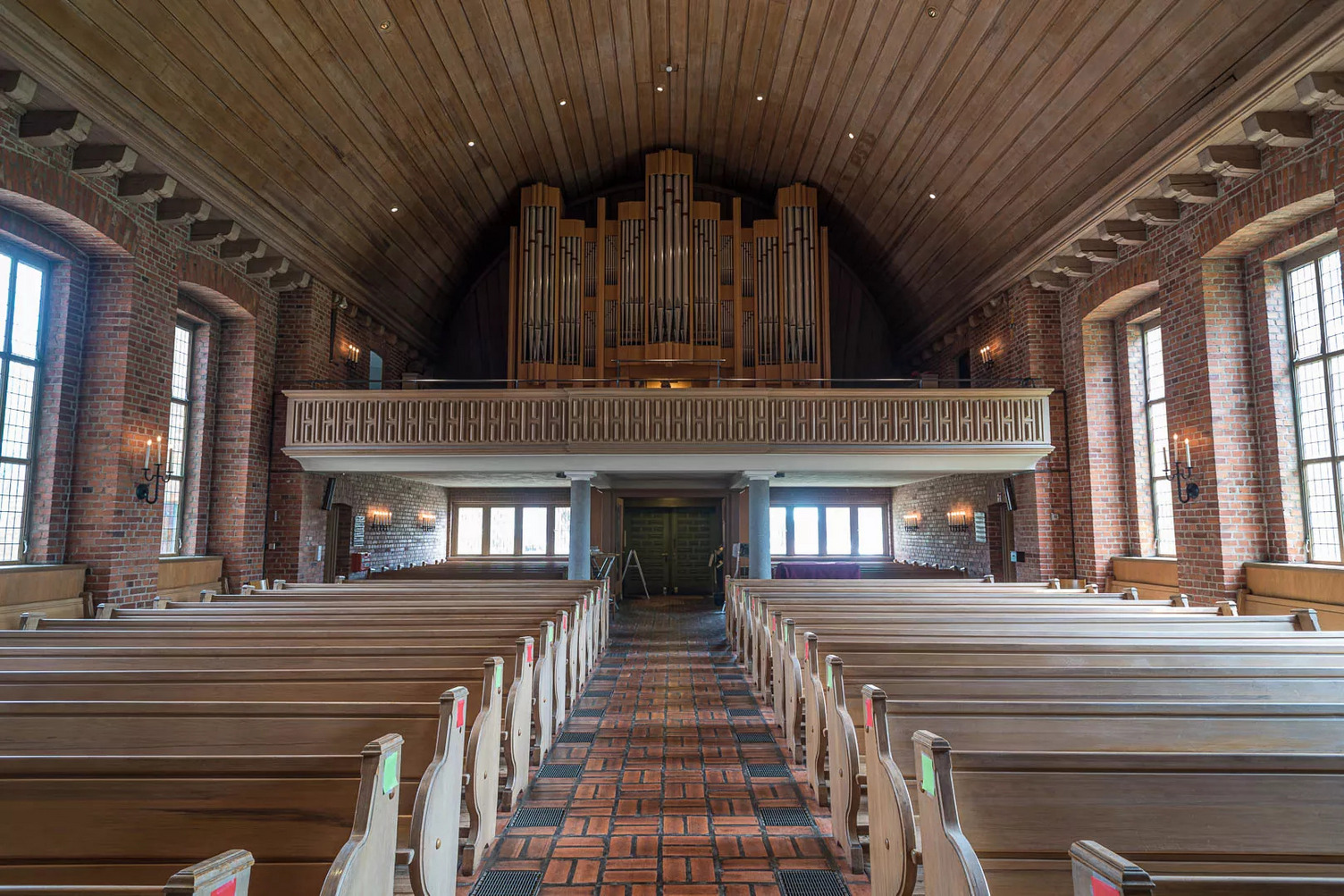 Kirchenraum mit Orgel im Hintergrund.
