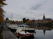Ein Hafen mit vielen Booten unter grauem Himmel.