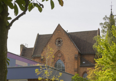 Kirchengebäude umgeben von Bäumen