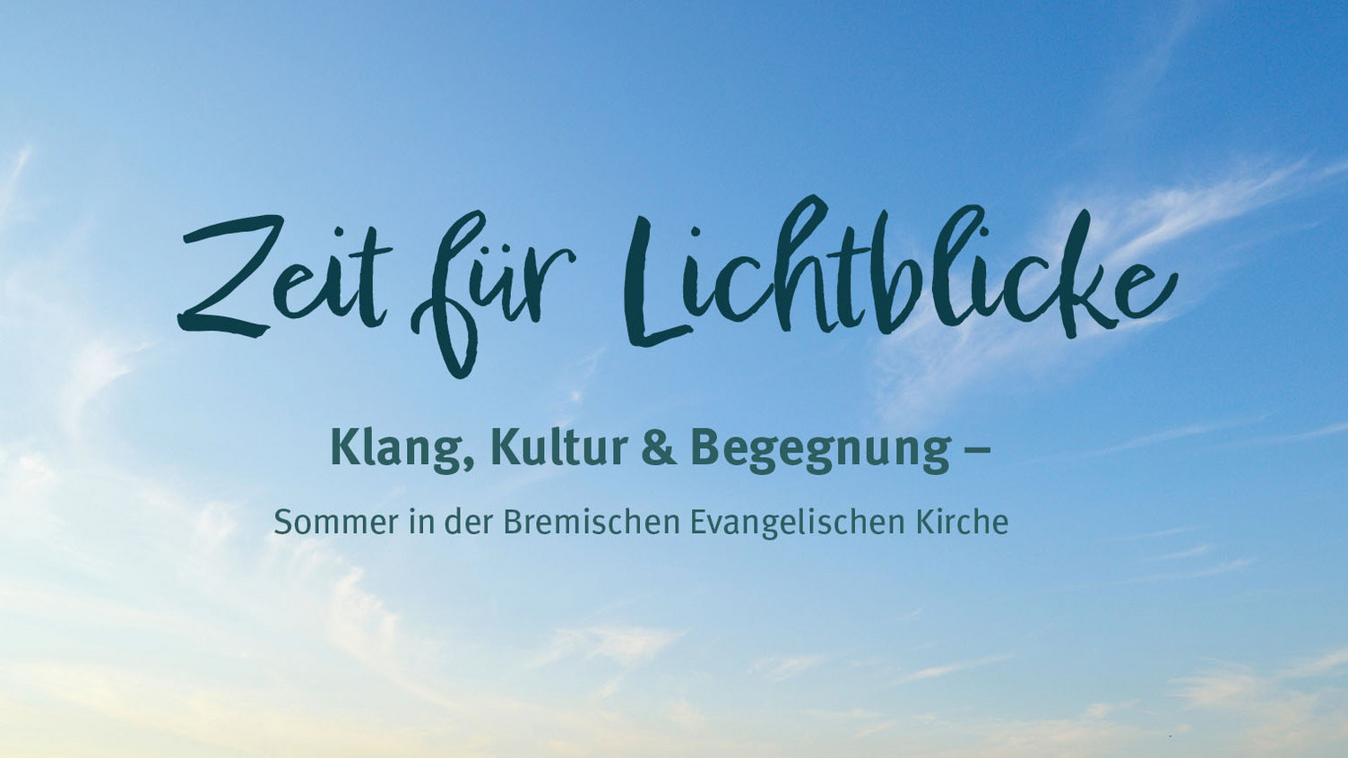Die Grafik zeigt den Text „Zeit für Lichtblicke – Klang, Kultur & Begegnung – Sommer in der Bremischen Evangelischen Kirche“ auf einem Hintergrund mit blauem Himmel und leichten Wolken. Der Inhalt vermittelt eine Einladung zu kulturellen Veranstaltungen in der Kirche im Sommer.