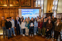 Das Foto zeigt Schülerinnen und Schüler, Preisträger des Schulwettbewerbs "Ich bin so frei!", in der oberen Rathaushalle in Bremen